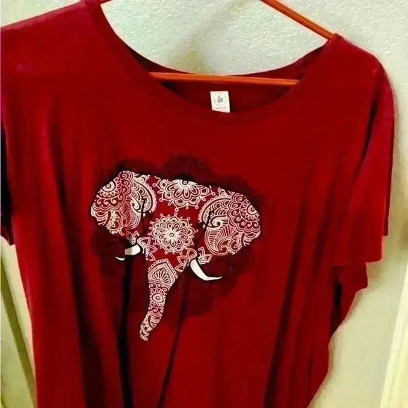 Tops - Women’s t-shirt-2x-elephant design